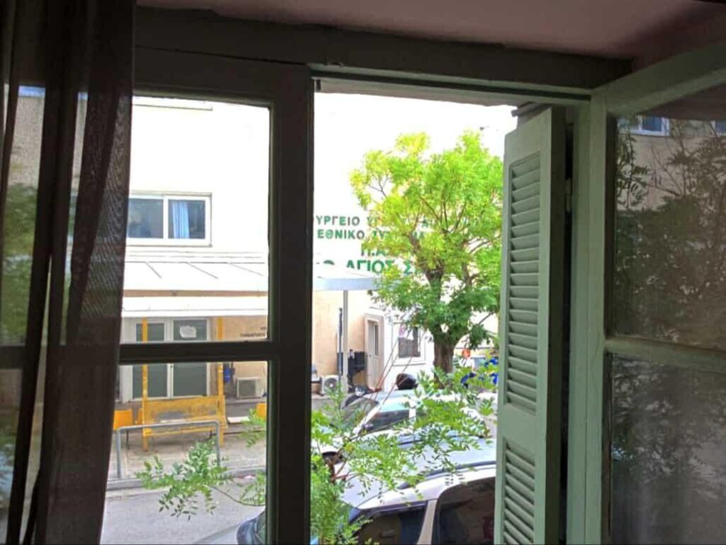 Ο ξενώνας βρίσκεται ακριβώς δίπλα από την πίσω είσοδο του Αγίου Σάββα.