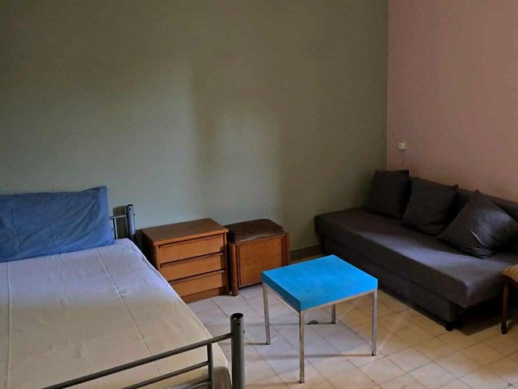 Με την στεγαστική κρίση και την βραχυχρόνια μίσθωση να έχουν ανεβάσει τις τιμές σε απλησίαστα νούμερα, η λύση του ξενώνα δείχνει έναν άλλο, αλληλέγγυο δρόμο.